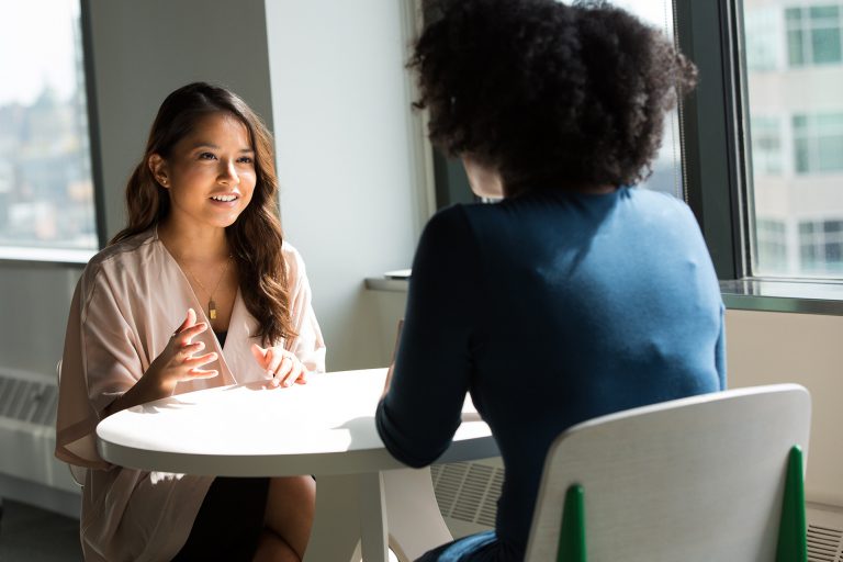 Deux femmes parlant de remise à niveau