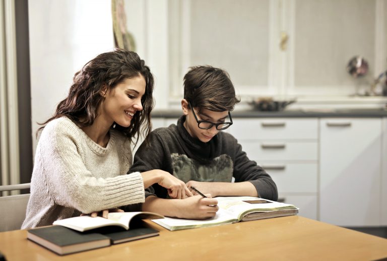 Élève bénéficiant d’un cours particulier à domicile