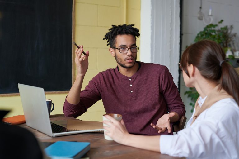 Étudiante discutant avec un coach en orientation